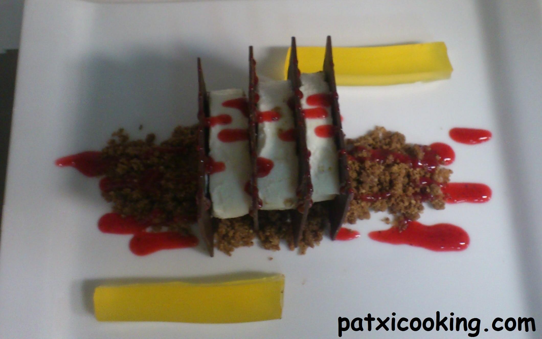 Deconstrucción de tiramisú sobre crumble de café y gelée de naranja
