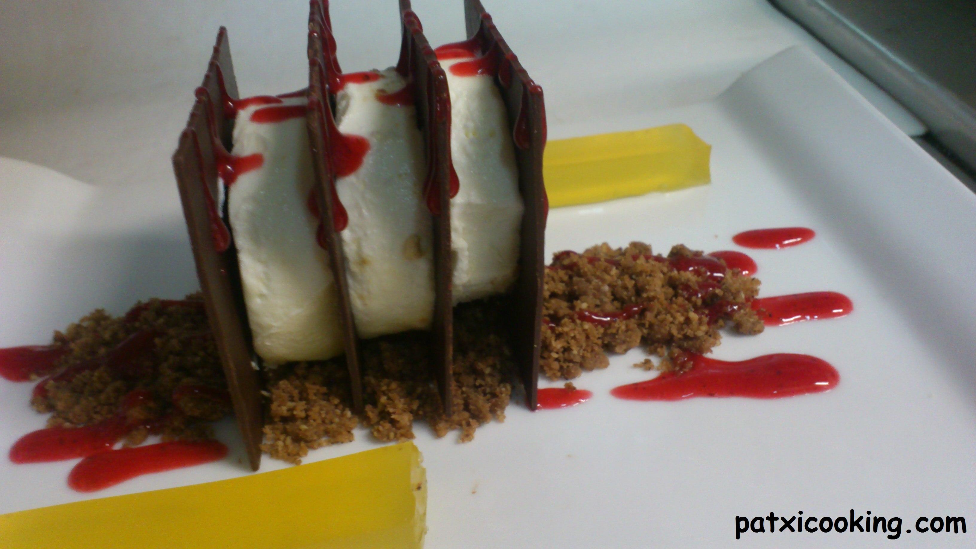 Deconstrucción de tiramisú sobre crumble de café y gelée de naranja