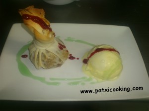 Saquito de Strudel con helado de vainilla. caramelo de menta y coulis de frambuesa.