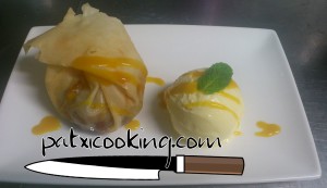 Saquito de Strudel de manzna y helado de vainilla coulis de mango