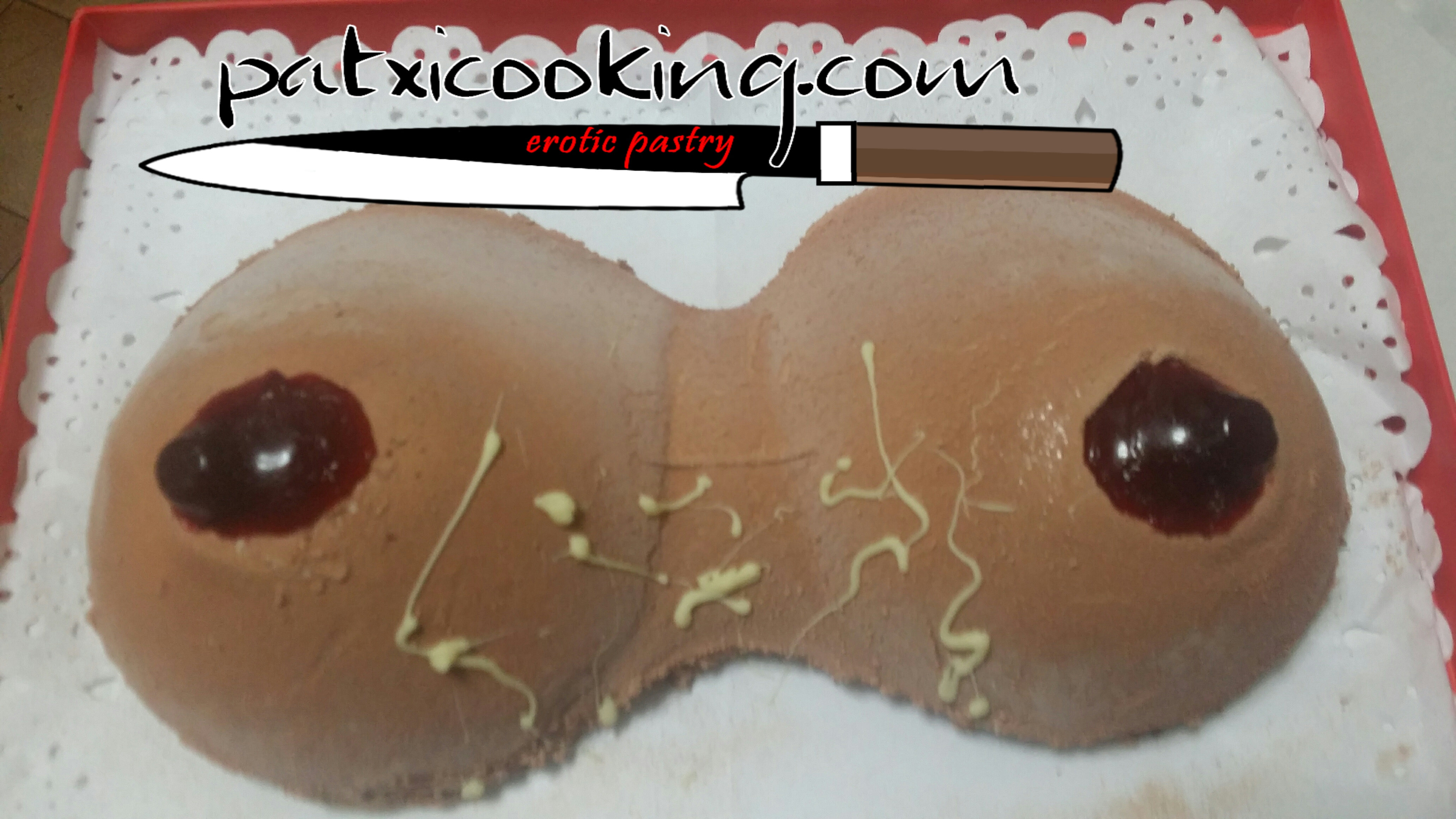 Encargo de pechotes. mousse de chocolate y gelée de frambuesa.